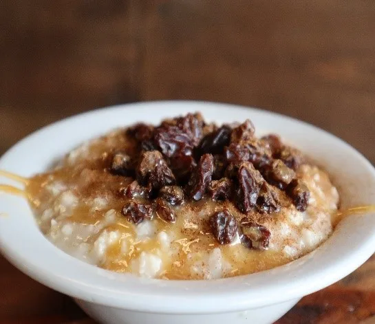 oatmeal: raisin, cinnamon, & caramel